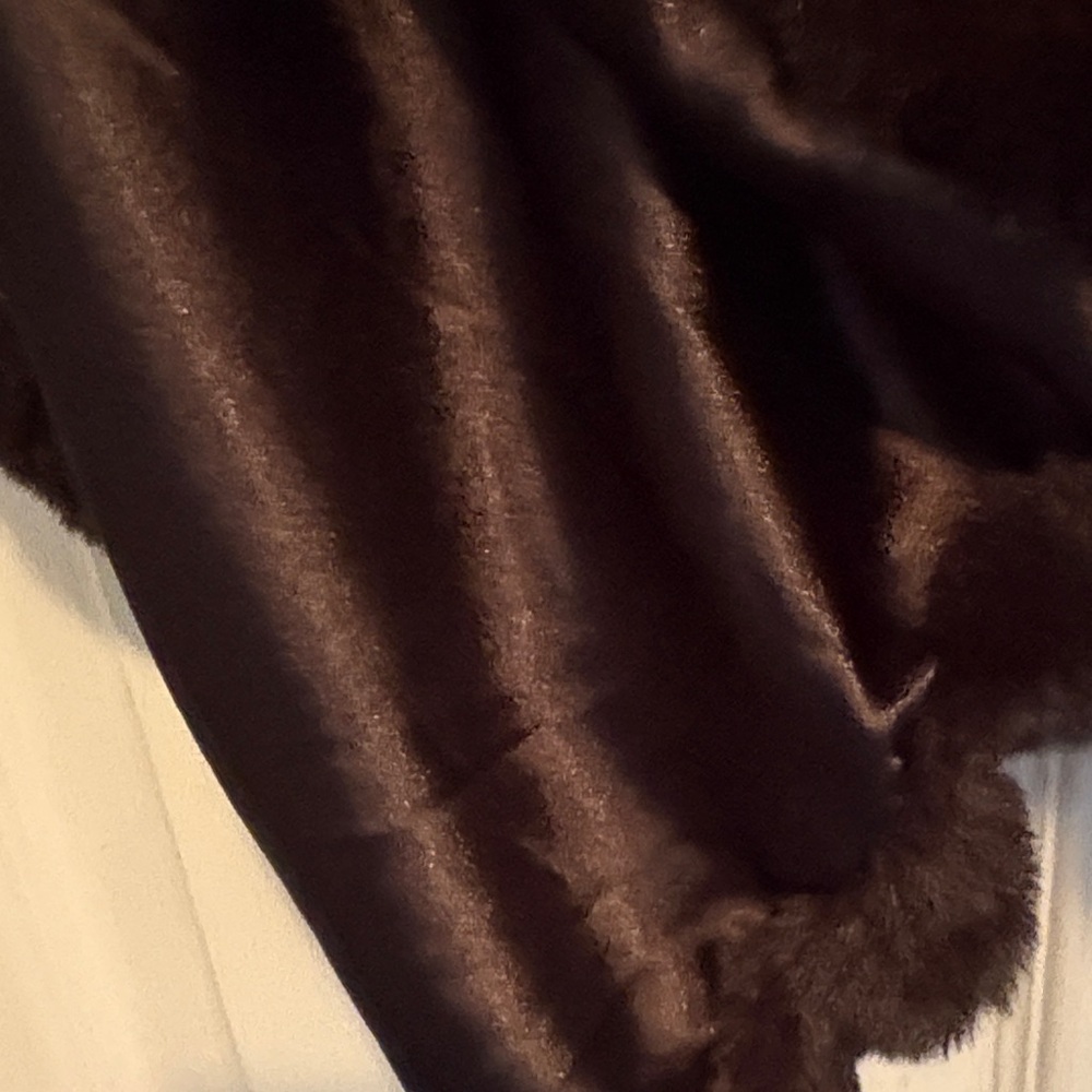 Elegant Black Faux Fur/Cape. - Picture 3 of 6